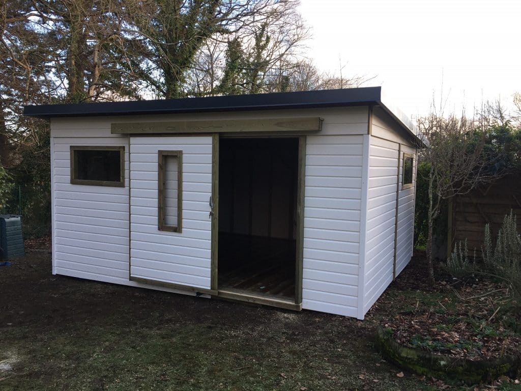 Abri en bois coloré blanc sur-mesure avec porte coulissante, fenêtres