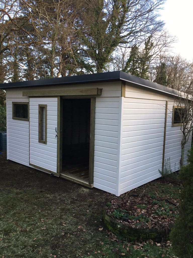 Abri en bois coloré blanc sur-mesure avec porte coulissante, fenêtres