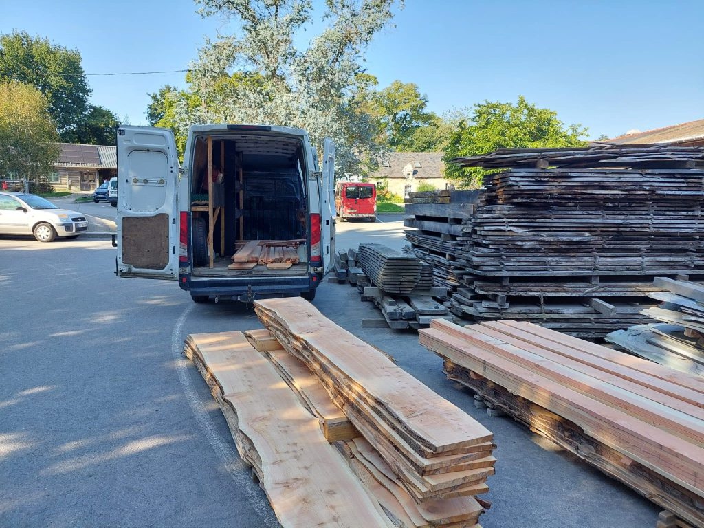 Camionnette entrain d'être chargé par des planches de l'entreprise Valoribois