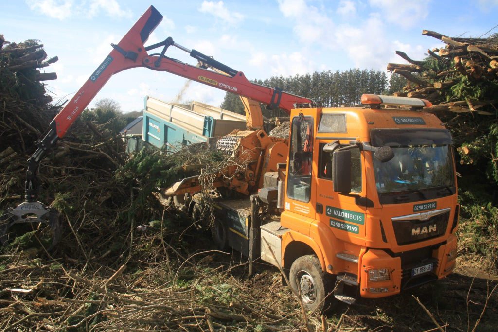 Récupération par un camion grue Valoribois de bois sur une parcelle de forestière