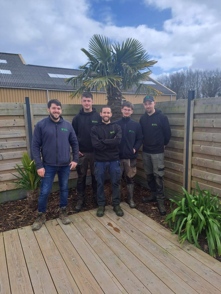 l'équipe de kerne paysage de morlaix qui pose pour la photo avec les vêtements de l'entreprise