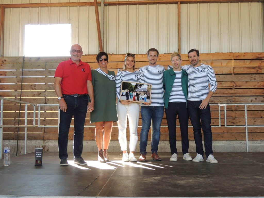 la famille Puech avec les parents et les 4 enfants