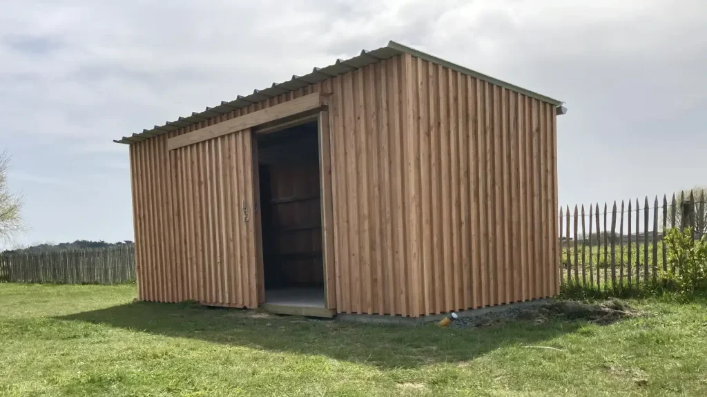 un abri de jardin en bardage façon cabane de pêcheur