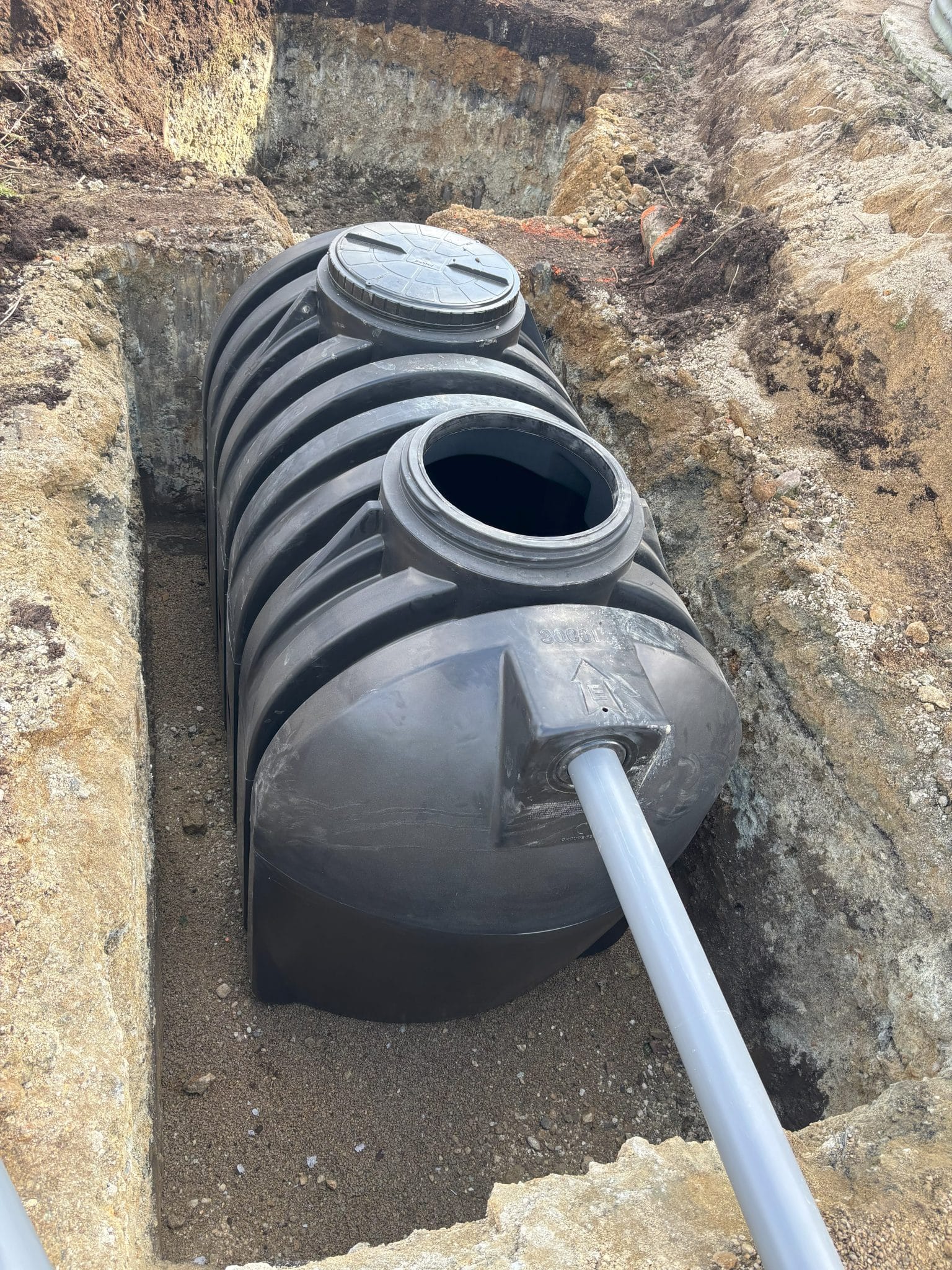 Enfouissement d'une cuve de récupération des eaux pluviale installé par Kerra terrassement