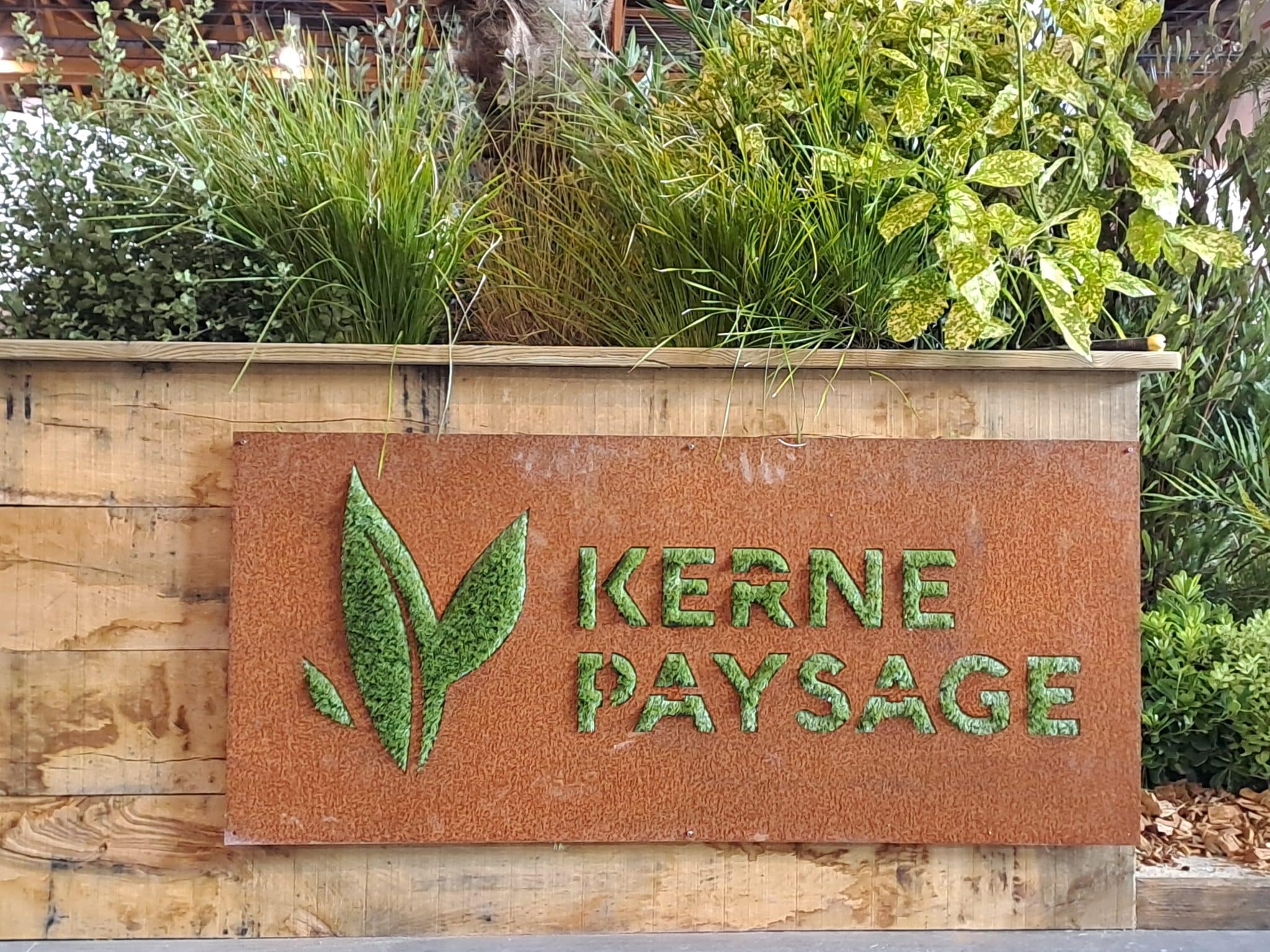 Plaque acier corten avec inscription Kerne Paysage gazon synthétique