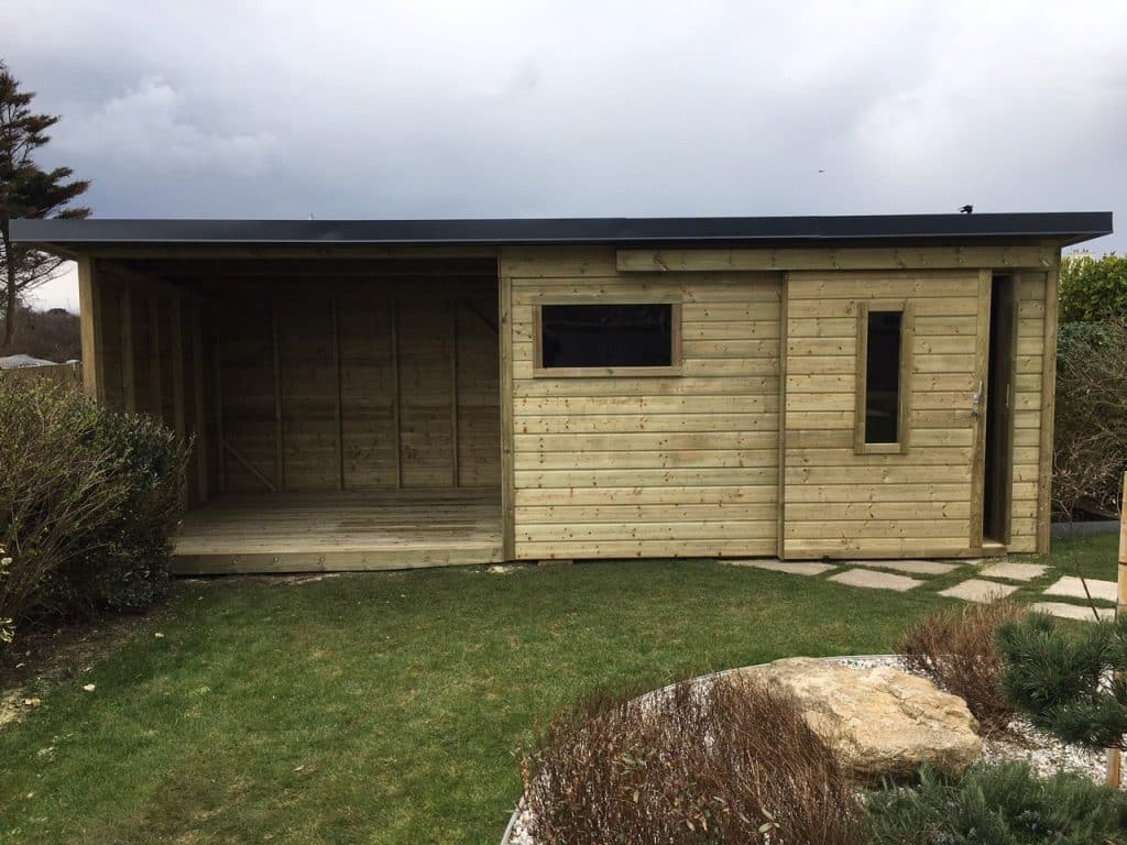 Abri en bois sur-mesure avec porte coulissante, vitres et préau