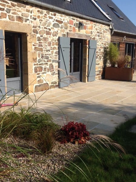 terrasse en kota beige devant chaumière