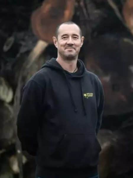 David devant des grumes