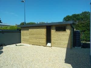 Abri en bois sur-mesure avec porte coulissante, fenêtre, gouttière et récupérateur d'eau