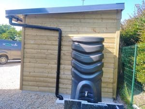 Abri en bois sur-mesure avec gouttière et récupérateur d'eau