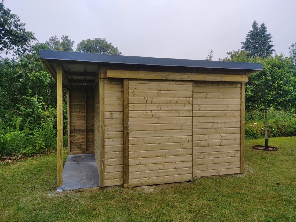 Abri en bois sur-mesure avec porte coulissante et bucher