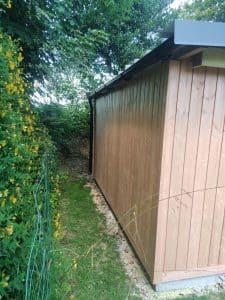 Abri en bois sur-mesure avec gouttière