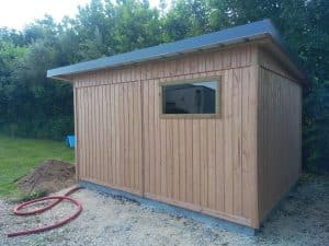 Abri en bois sur-mesure avec fenêtre