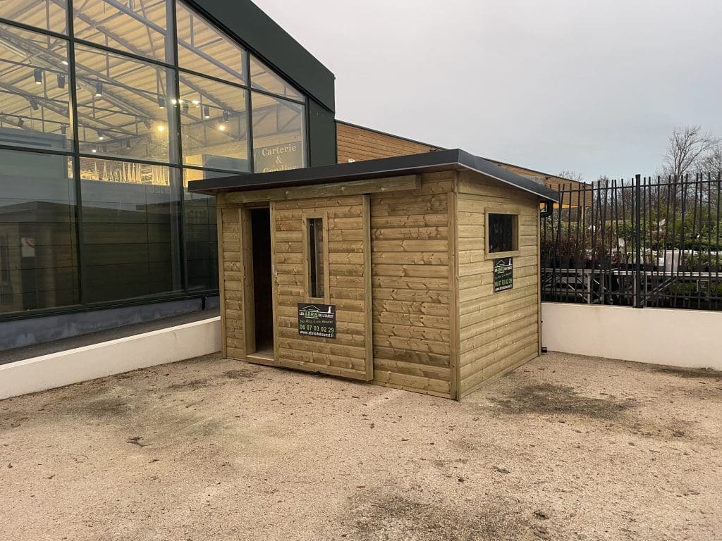 Abri d'expo en bois sur-mesure avec porte coulissante et fenêtre au jardi Leclerc de Pont l'Abbé