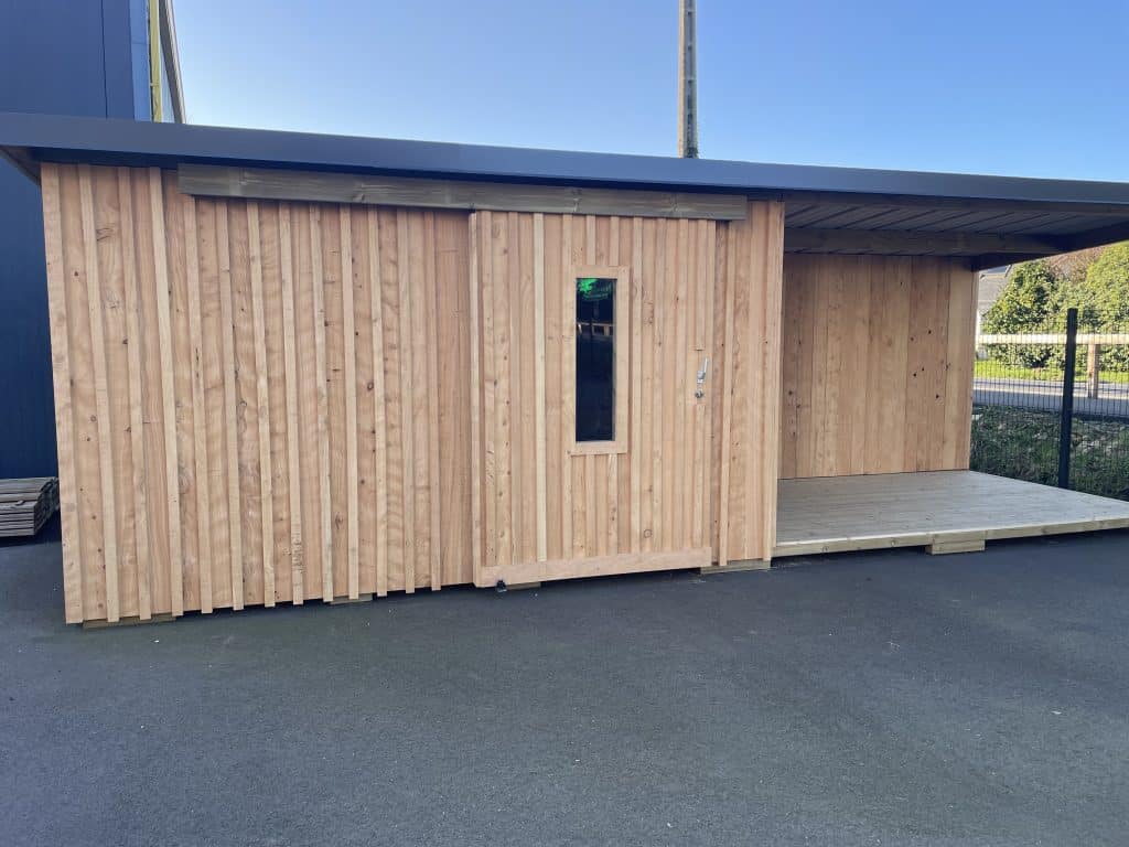 Abri d'expo avec porte coulissante, fenêtre et préau (modèle des Abris de l'Ouest)