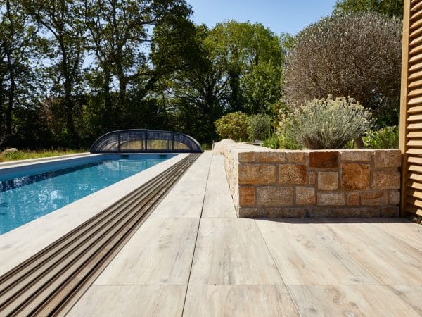 Vue sur piscine terrasse kerne paysage