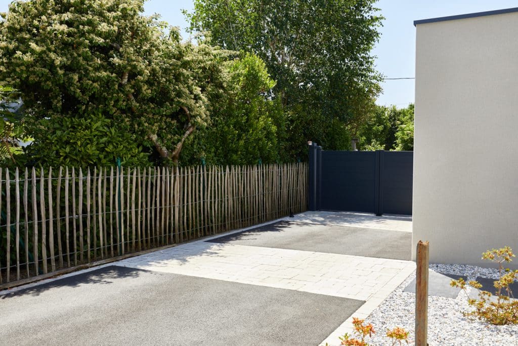 entrée de maison en enrobée et pavage, clôture en ganivelle