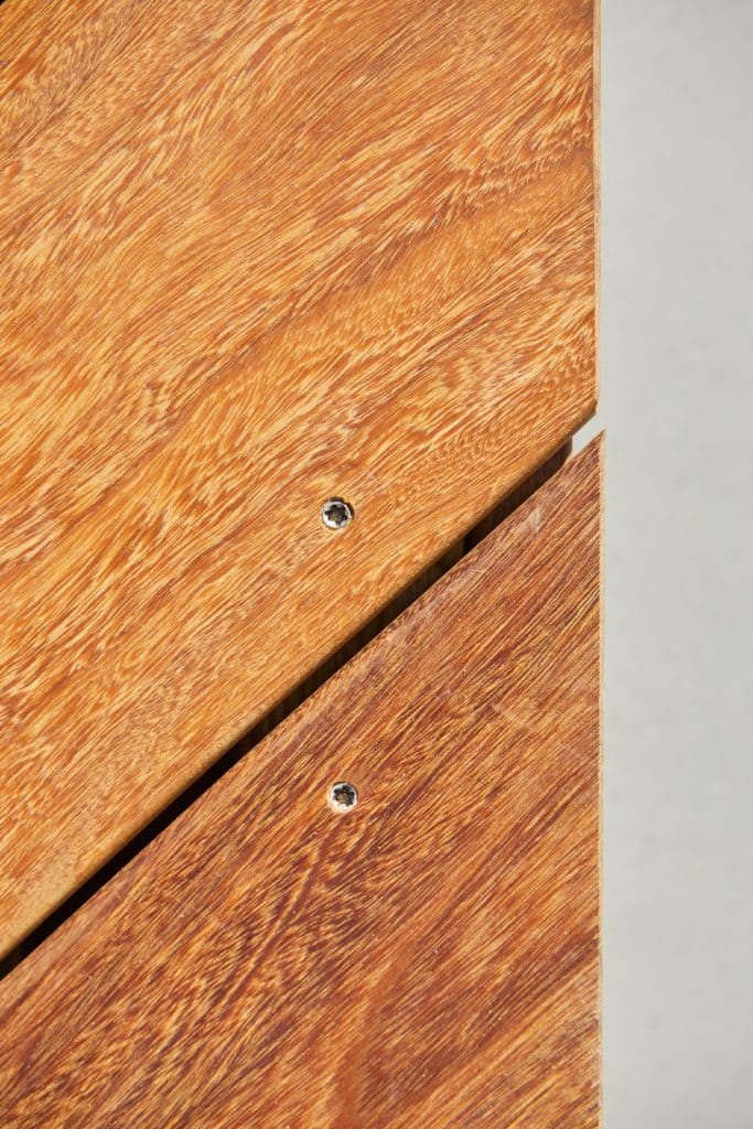 gros plan sur des têtes de vis dans des lames de terrasses en bois ipé