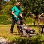 Thierry passant la tondeuse