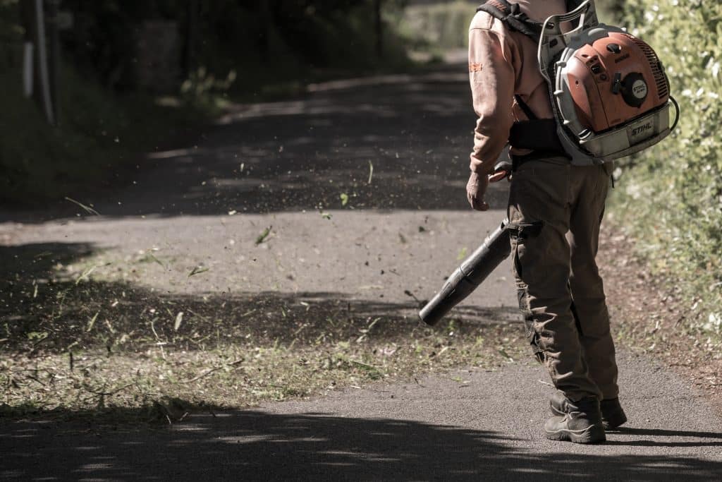 soufflages de feuilles dans une allée