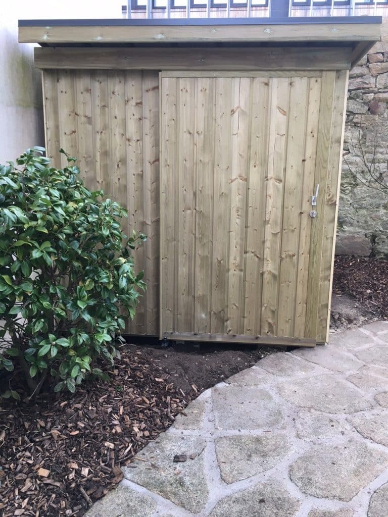 Abri en bois sur-mesure avec porte coulissante