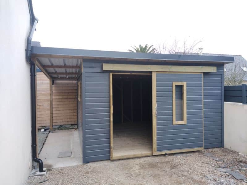 Abri en bois coloré sur-mesure avec porte coulissante, vitre et bucher