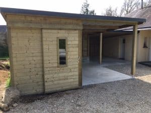 Abri en bois sur-mesure avec porte coulissante, vitre et double carports