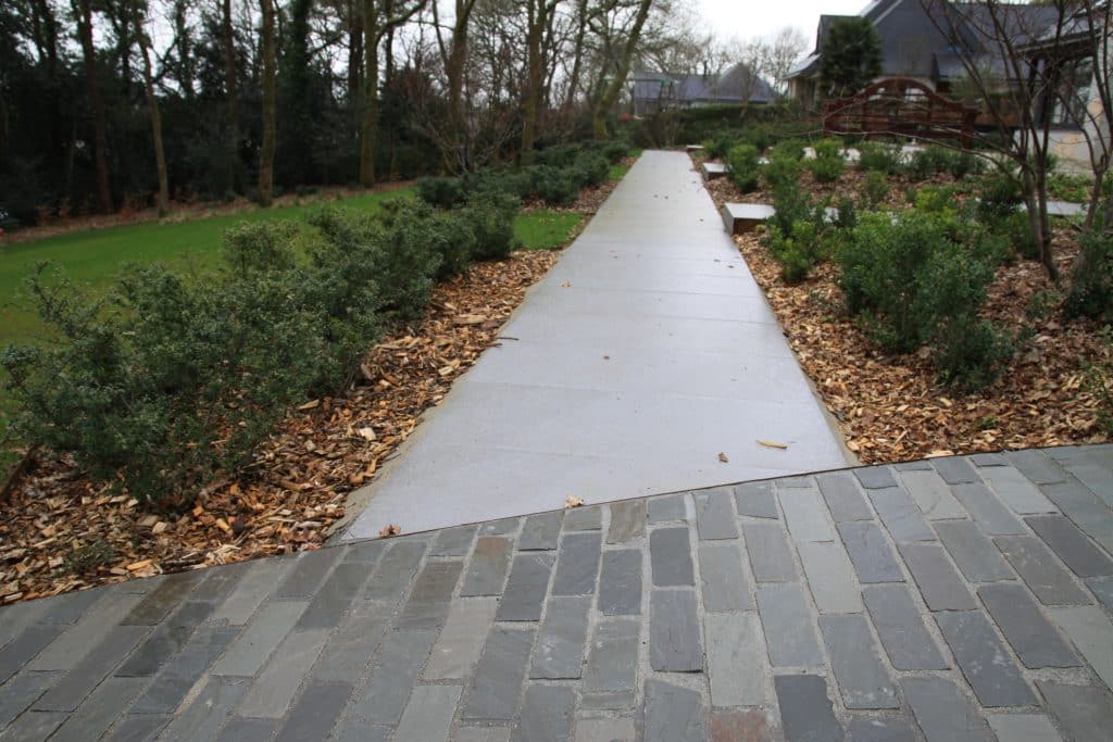 allée en dalle devant une allée en kota