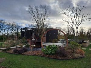 Aménagement paysager, coin terrasse, brasero et spa