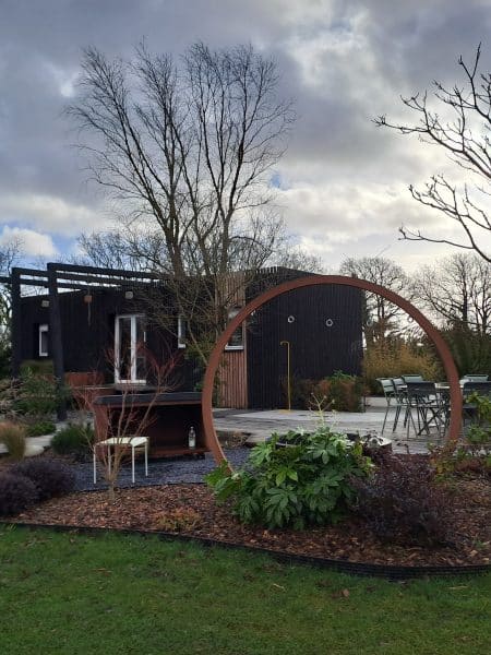 Aménagement paysager, coin terrasse, brasero et spa