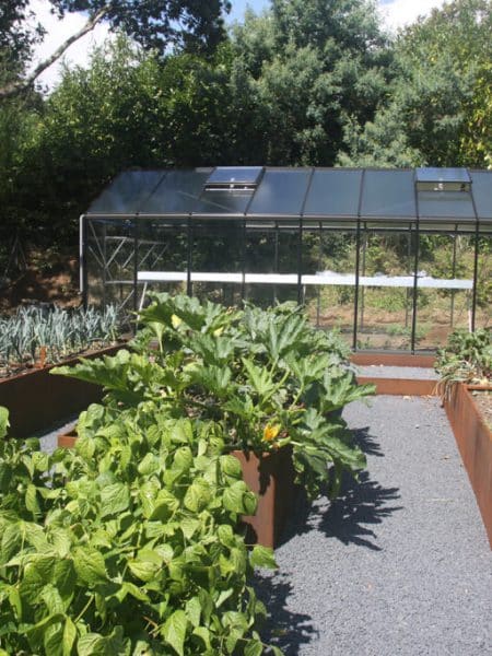 carré potager en corten avec une serre