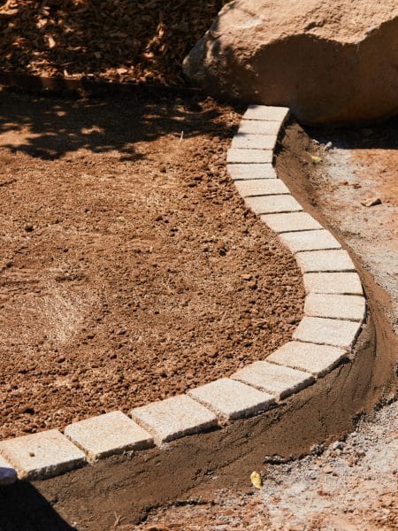 chaînette de pavé en délimitation d'un gazon