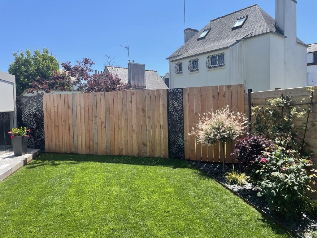 cloture de maison en bardage bois et panneau décoratif en aluminiium