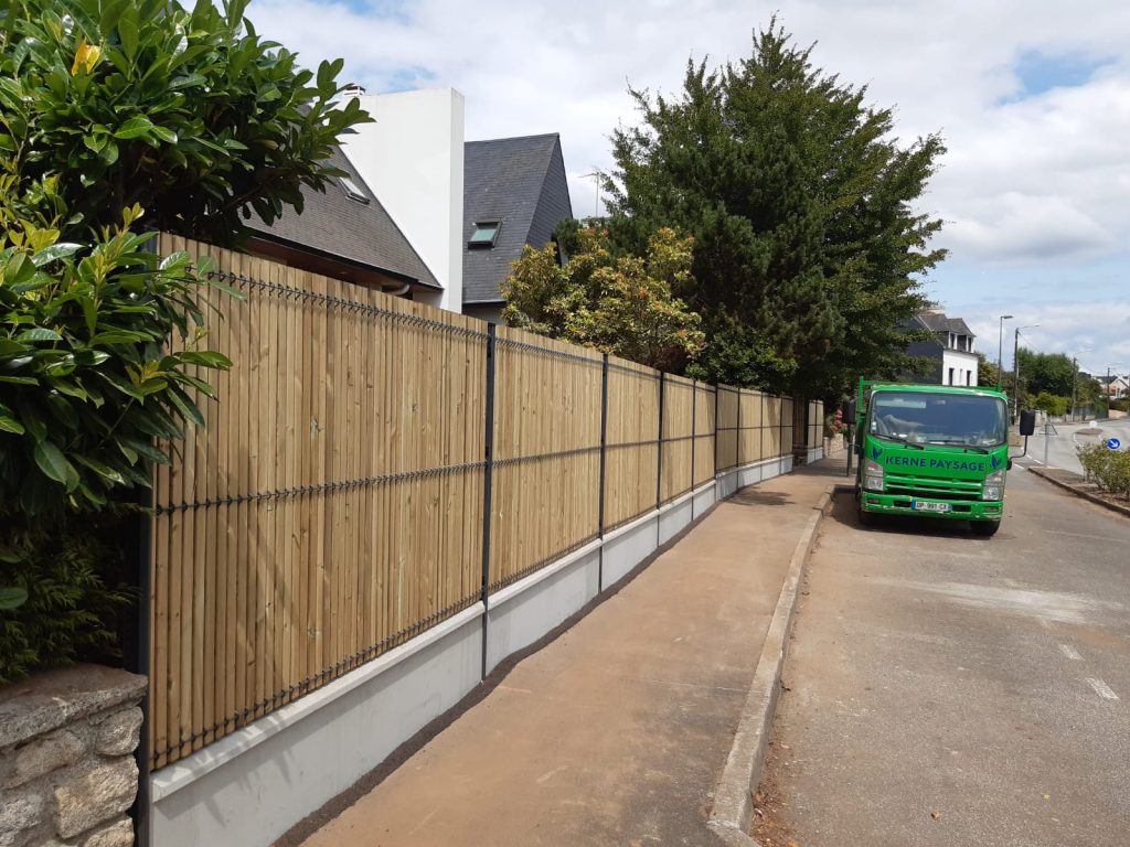 cloture sur soubassement avec panneau rigide et occultant bois