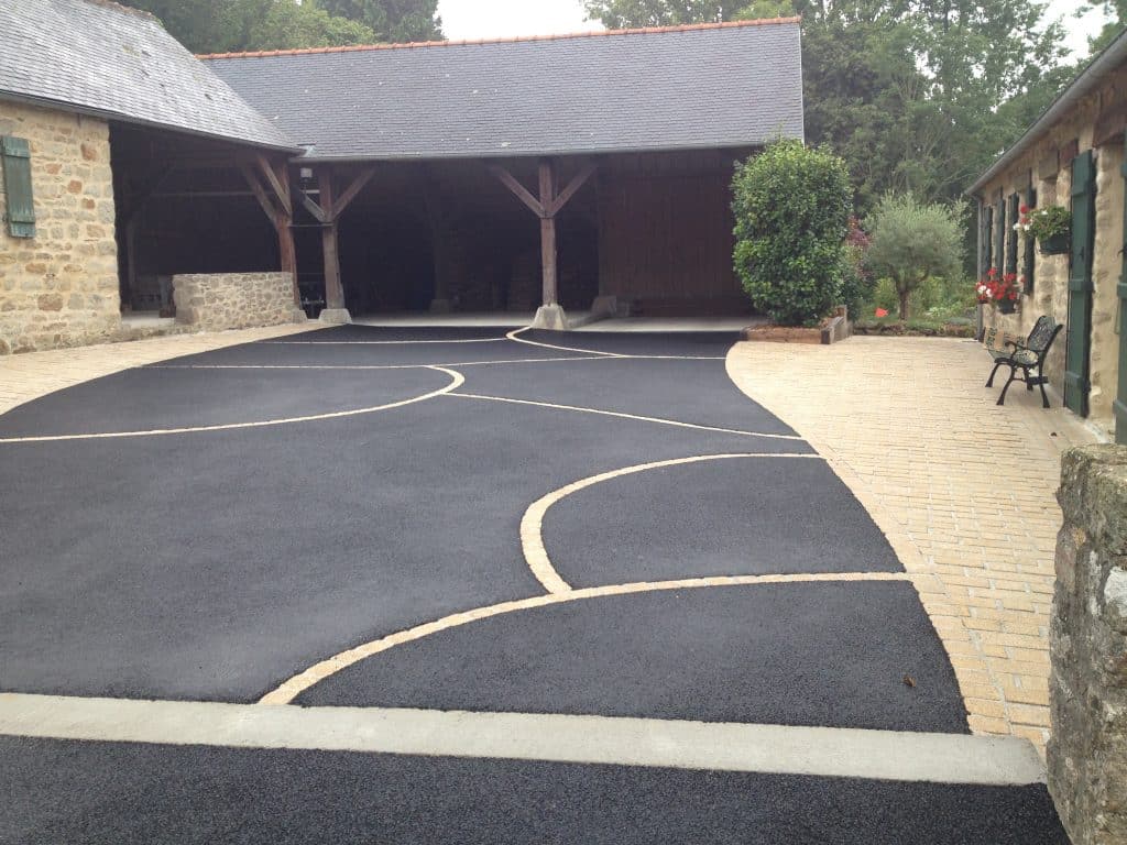 Enrobé et chainette fantaisie dans une cour de masion