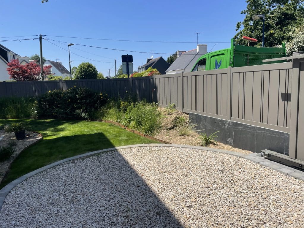 entrée de maison avec cloture en aluminium