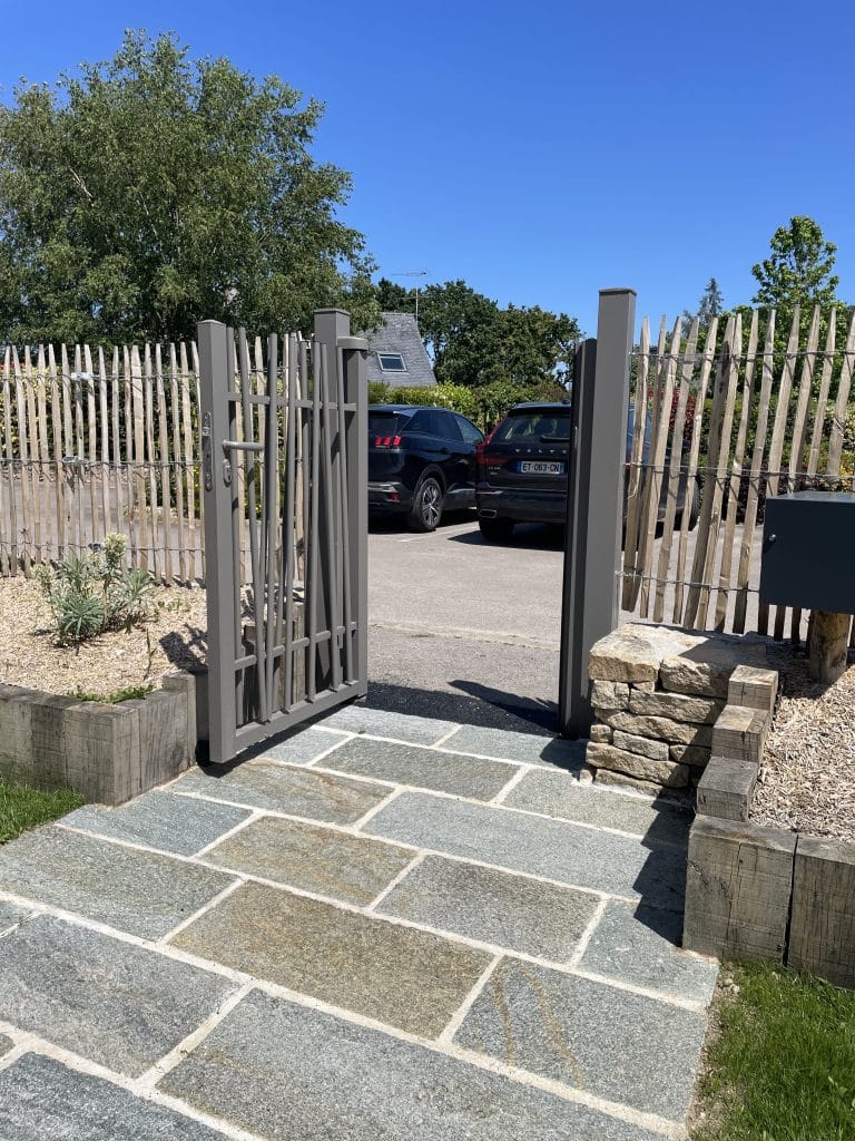 entrée de maison avec portillon cadiou et ganivelle, allée en dalle de luzerne