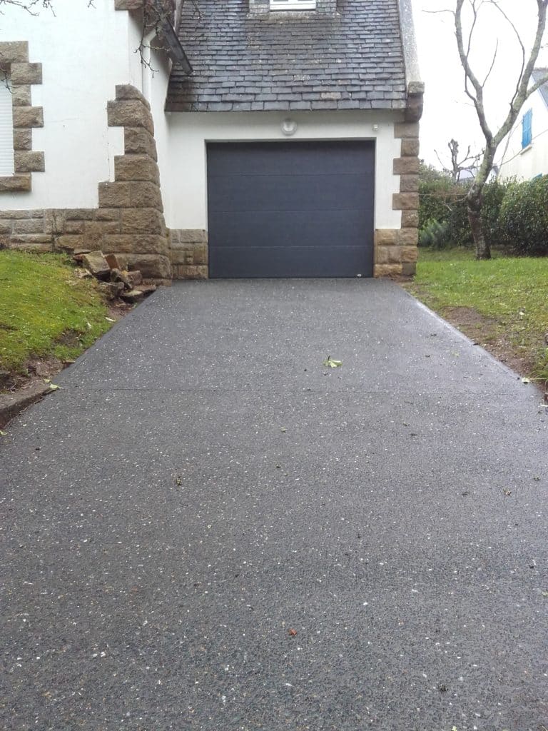 entrée de maison en béton désactivé emeraude