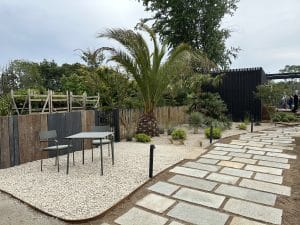 Entrée du showroom Kerne paysage avec massif méditerranéen dans du minéral