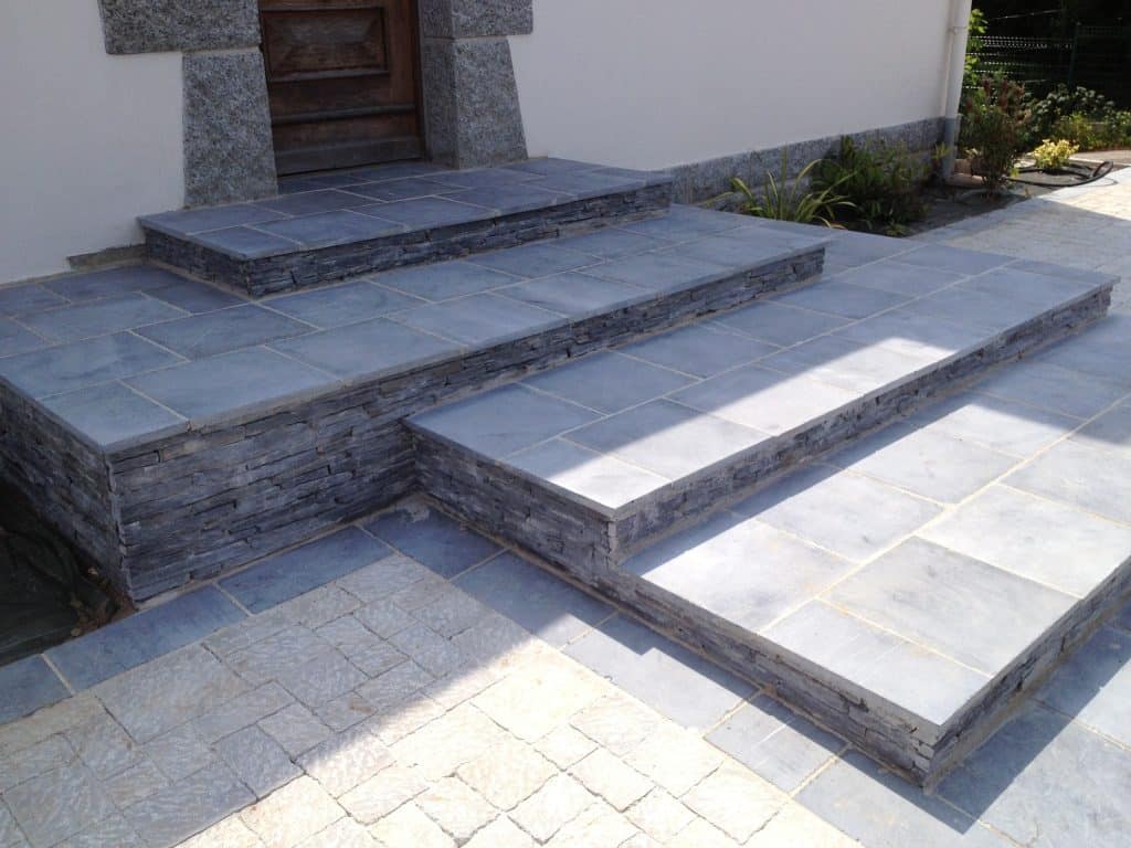 escalier devant une entrée avec des dalles