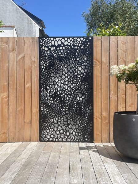 habillage de mur en bois et grille en luminium avec motif