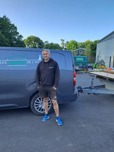 Thomas GRAND devant le fourgon des Abris de l'Ouest