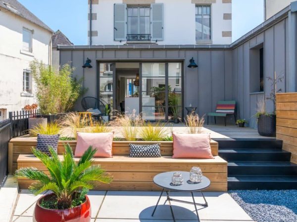 banc coffre devant terrasse avec escalier en alu