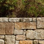 mur en pierre taillé en bord de terrasse