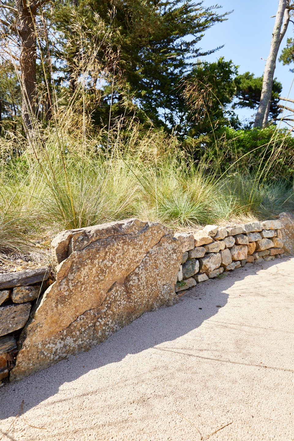 muret en pierre naturelle avec des roches intégrées dedans