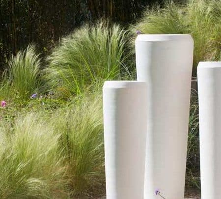 pots de fleurs devant massif de stipa