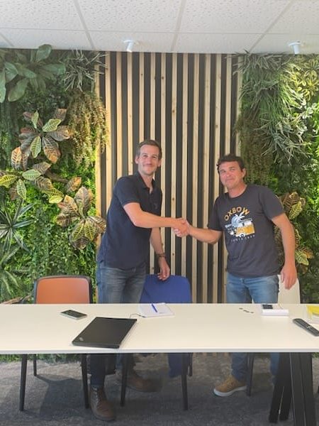 Quentin Puech et pierre-Alexis Brillet signant le rachat des Abris de l'ouest