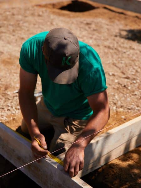 Technicien kerne paysage traçant des repères