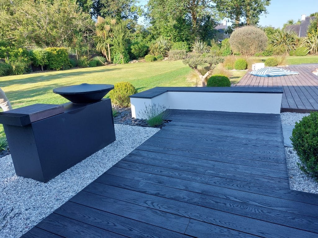 Terrasse bois avec zone brasezo Ofyr intégrée