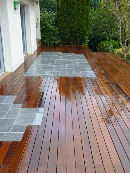 terrasse en bois grad avec insert de dallage pour coin repas et brasero